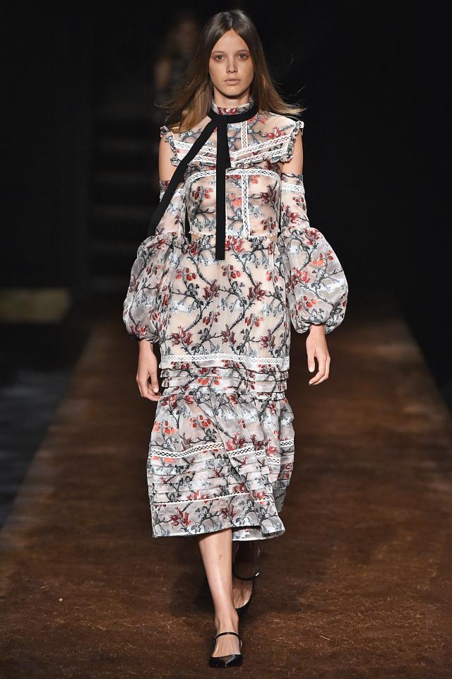 Fleurs tendance néoromantique, Erdem PE 2016